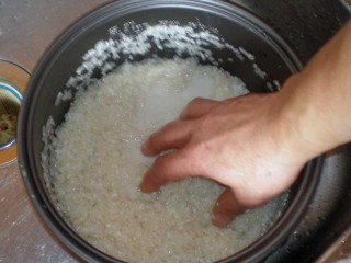 お米をといでいます